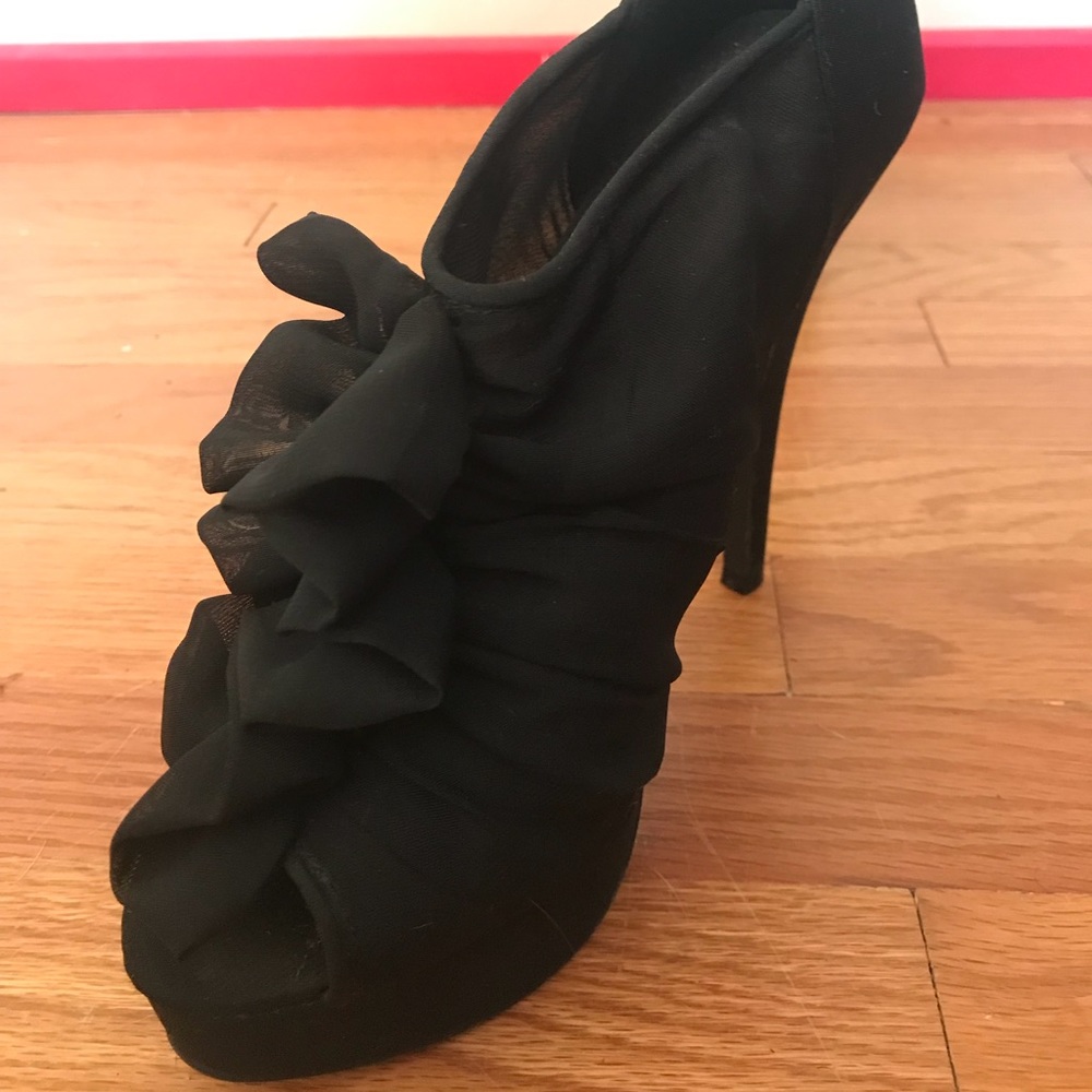 BLACK RUFFLE HEELS - Picture 3 of 5
